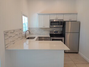 214 33rd St in West Palm Beach, FL - Building Photo - Building Photo