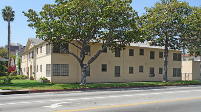 421 N Doheny Dr in Beverly Hills, CA - Foto de edificio - Building Photo