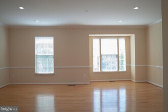 43670 St Helena Terrace in Ashburn, VA - Foto de edificio - Building Photo