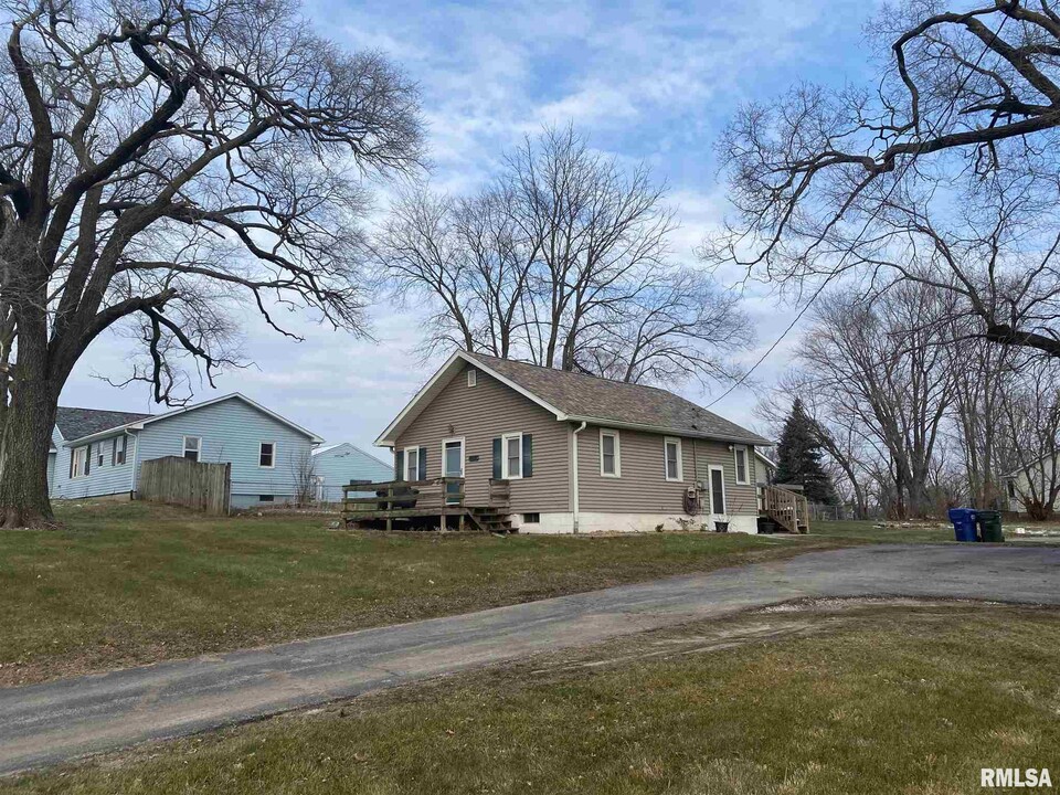 5207 N Pine St in Davenport, IA - Building Photo