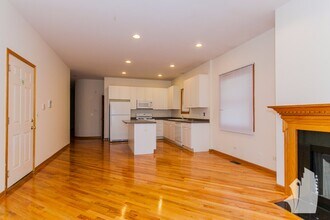 2719 N Wayne Ave, Unit 2S in Chicago, IL - Foto de edificio - Building Photo