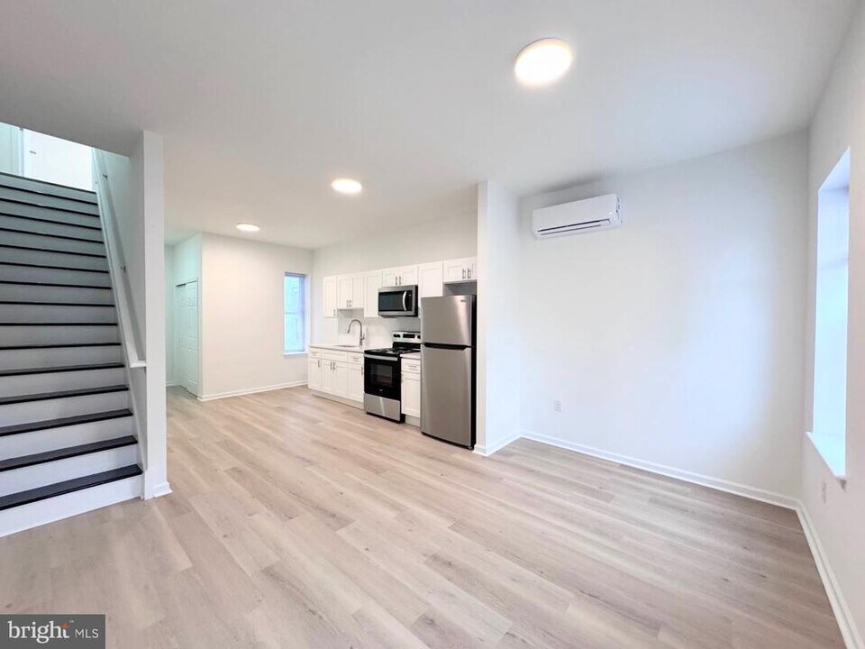 319 E Lehigh Ave in Philadelphia, PA - Building Photo