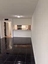 8540 N Sherman Cir in Miramar, FL - Foto de edificio - Building Photo