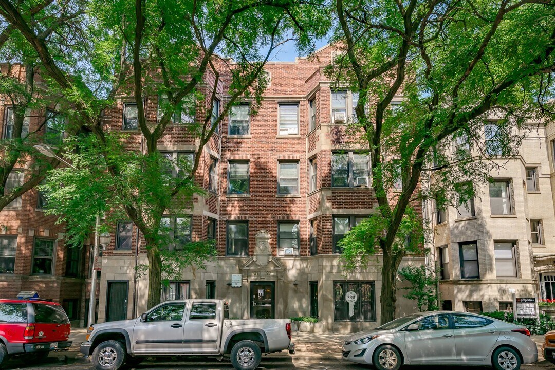 3727 N Pine Grove Ave in Chicago, IL - Building Photo