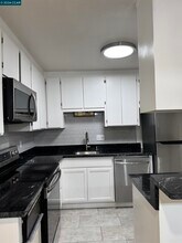 1725 Landana Dr in Concord, CA - Foto de edificio - Building Photo