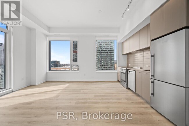 101 Roehampton Ave in Toronto, ON - Building Photo - Building Photo