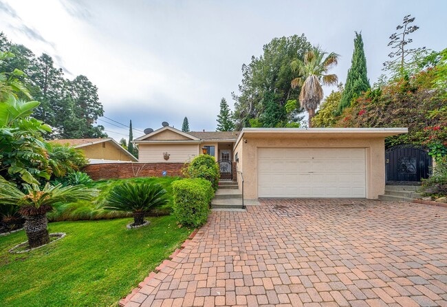 property at 1854 W Crestwood St