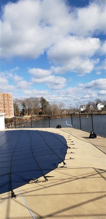 666 Pelham Rd in New Rochelle, NY - Building Photo - Building Photo