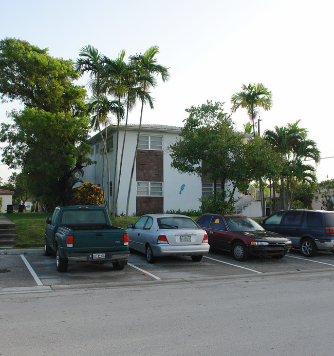 2085 NE 169th St in Miami, FL - Foto de edificio - Building Photo