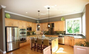 11011 NE 100th Pl in Kirkland, WA - Building Photo - Building Photo