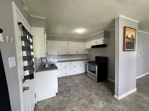 806 W 8th St in Taylor, TX - Building Photo - Building Photo