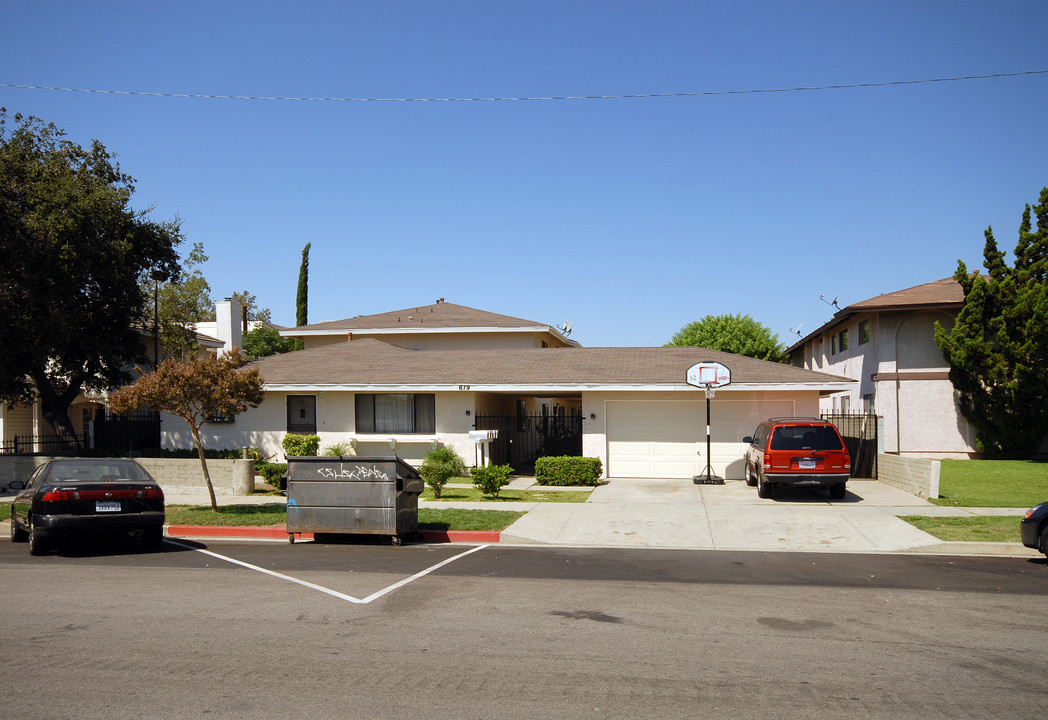 619 N Alameda Ave in Azusa, CA - Foto de edificio