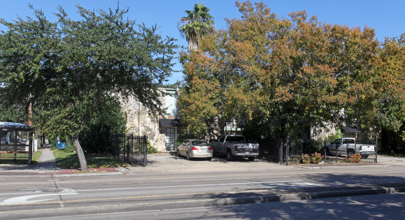 1660 Richmond Ave in Houston, TX - Building Photo