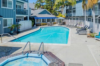 Beach House Apartments in Newport Beach, CA - Foto de edificio - Building Photo