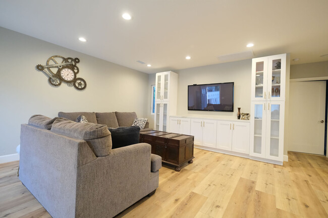 15848 Osborne St, Unit 15848 in North Hills, CA - Building Photo - Building Photo