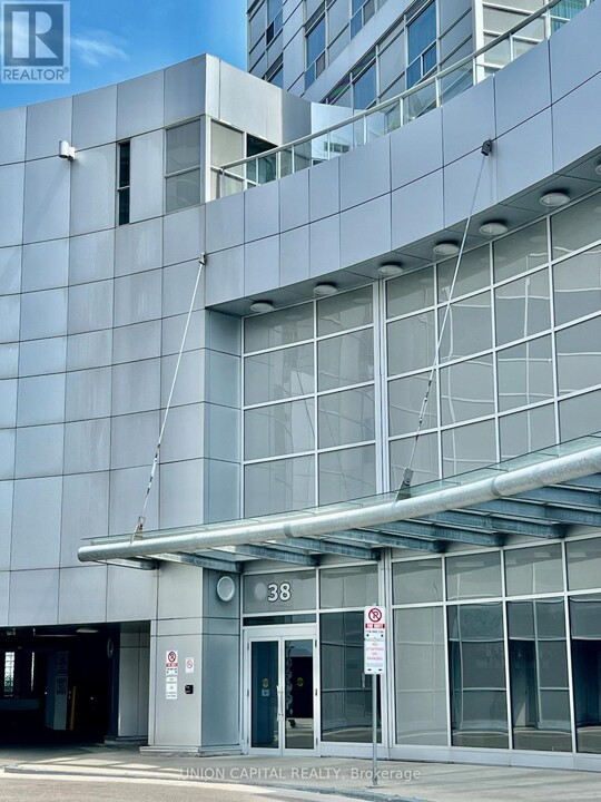 38-1938 Lee Centre Dr in Toronto, ON - Building Photo