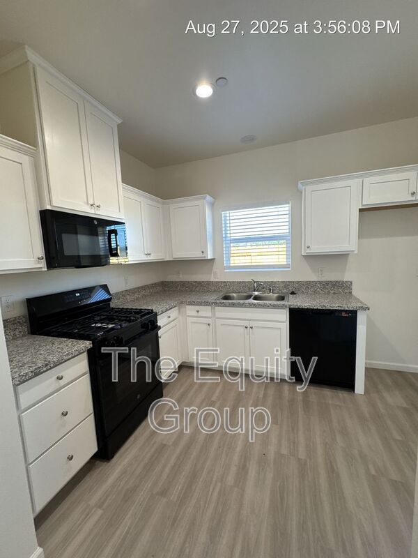 4116 E Kaweah Ave in Visalia, CA - Building Photo - Building Photo