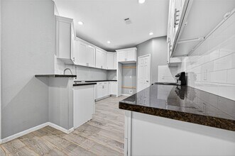 25106 Morgan Cemetery Rd in Cleveland, TX - Foto de edificio - Building Photo