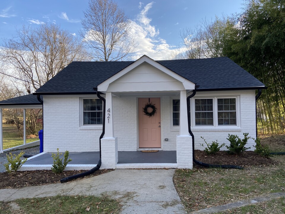 421 W Corbin St in Hillsborough, NC - Building Photo