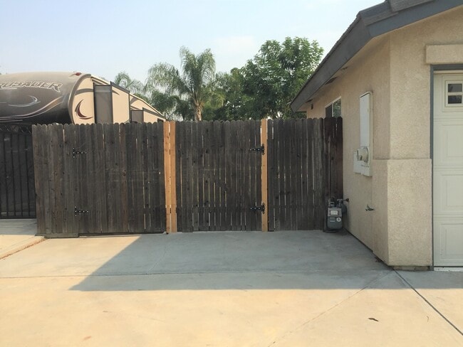 5801 Roscomare St in Bakersfield, CA - Building Photo - Building Photo