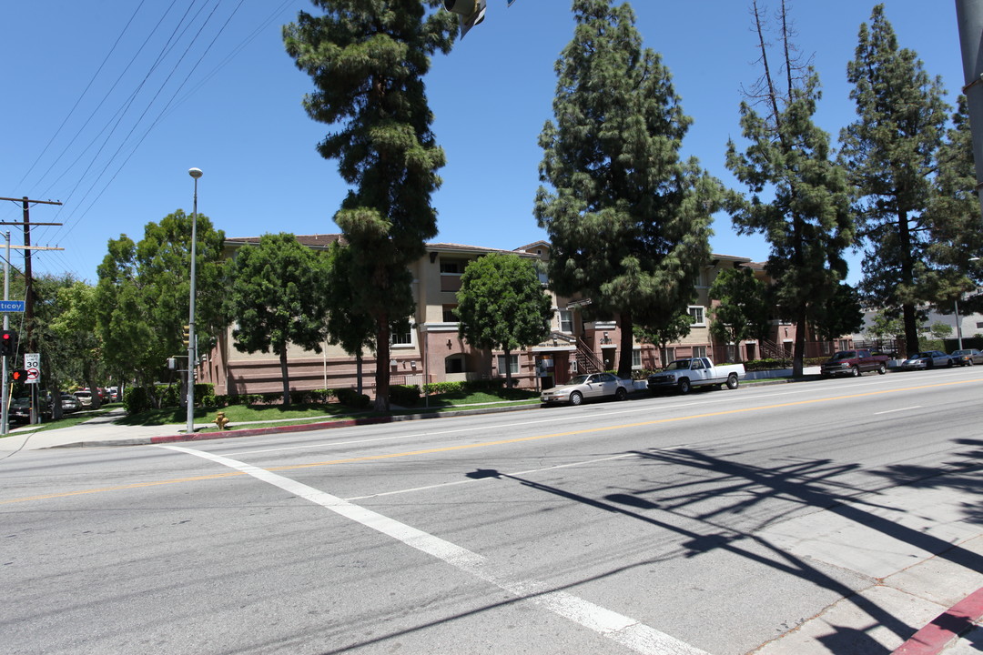 Noble Pines Apartments in Canoga Park, CA - Foto de edificio