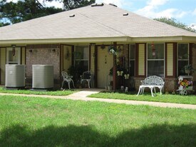 716 Gardner Dr in Palestine, TX - Building Photo
