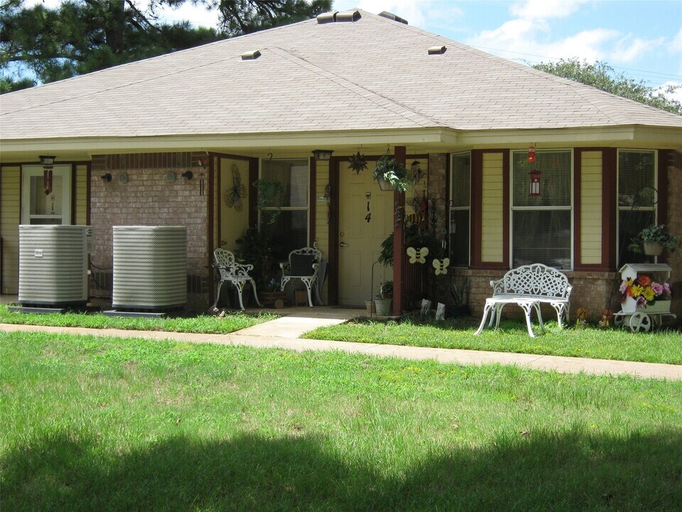 716 Gardner Dr in Palestine, TX - Building Photo
