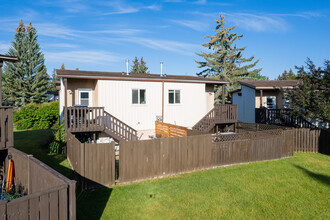 114 Oaktree SW in Calgary, AB - Building Photo - Building Photo