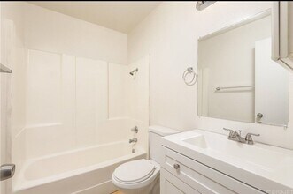 44518 Benald St in Lancaster, CA - Foto de edificio - Building Photo