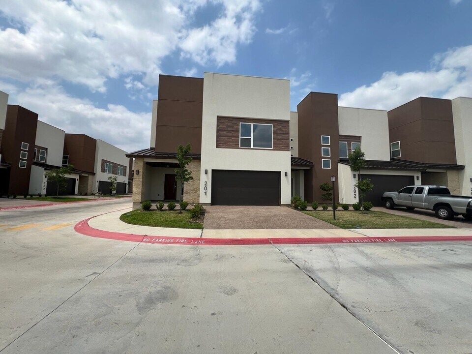 9653 McPherson Rd in Laredo, TX - Building Photo
