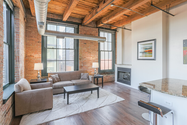 Lake Street Lofts in Chicago, IL - Building Photo - Interior Photo