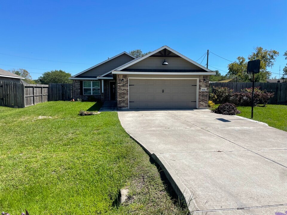 6122 Stoney Brook Dr in Angleton, TX - Building Photo