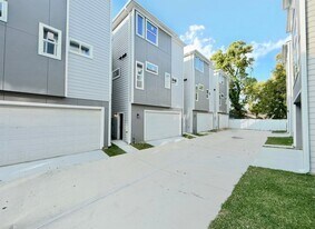 6717 St Augustine St in Houston, TX - Building Photo