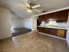 4001 Manor St in Bakersfield, CA - Building Photo - Building Photo