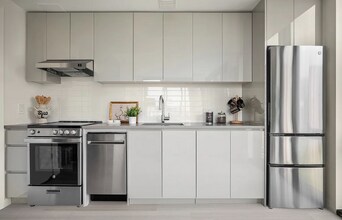 98-10-9863 63rd Rd in Rego Park, NY - Foto de edificio - Building Photo