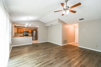 6983 Huntington Woods Cir E in Jacksonville, FL - Building Photo - Building Photo