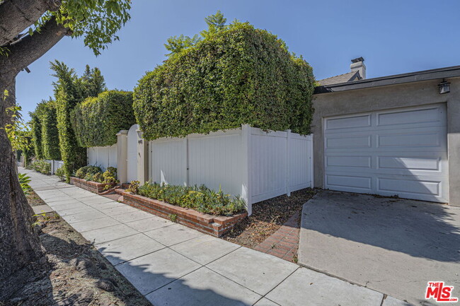 645 N Sierra Bonita Ave in Los Angeles, CA - Building Photo - Building Photo