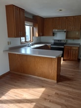 1675 Delta Dr in Neenah, WI - Foto de edificio - Building Photo