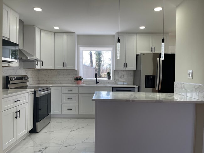 6204 Greeley Blvd in West Springfield, VA - Foto de edificio - Building Photo