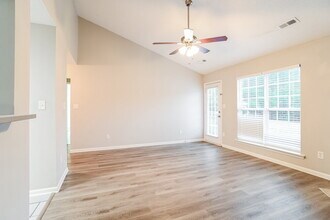 8248 Fox Swamp Rd in Charlotte, NC - Foto de edificio - Building Photo