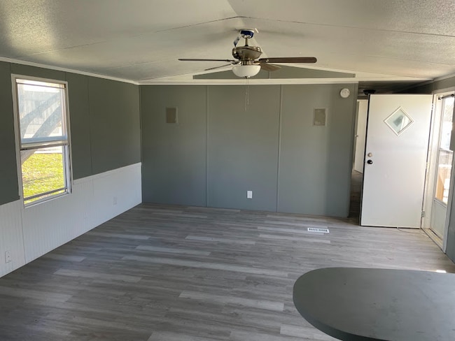 7601 N Hwy Vv in Columbia, MO - Foto de edificio - Building Photo