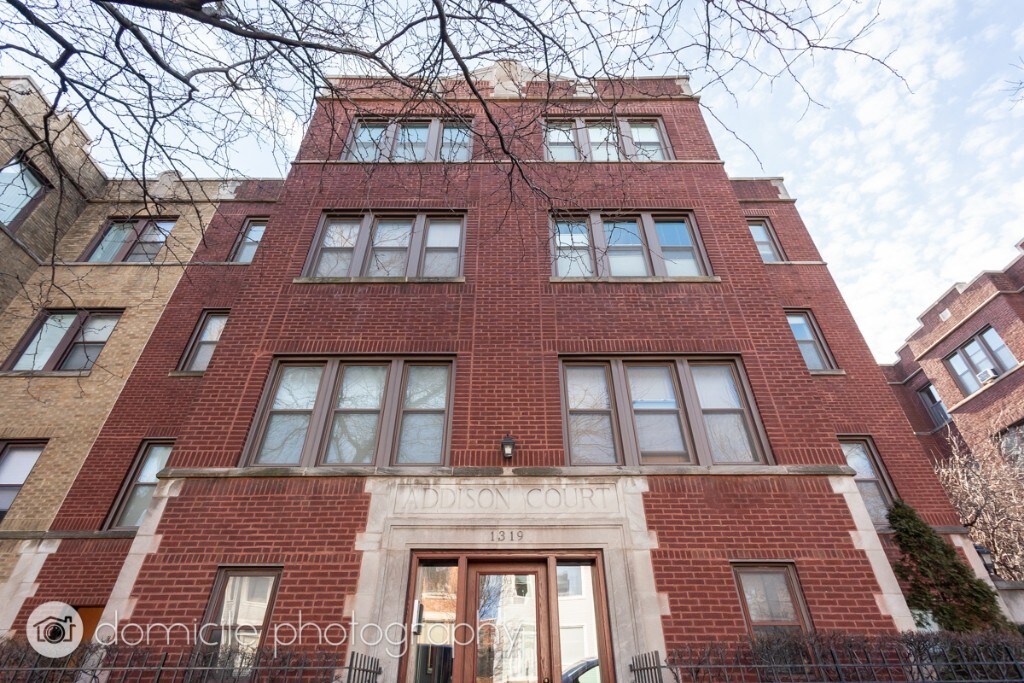 1319 W Addison St in Chicago, IL - Building Photo