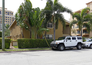 220 Madeira Ave in Coral Gables, FL - Foto de edificio - Building Photo