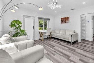 886 NE 134th St in North Miami, FL - Foto de edificio - Building Photo