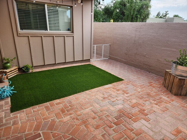 5961 E Thomas Rd in Scottsdale, AZ - Foto de edificio - Building Photo