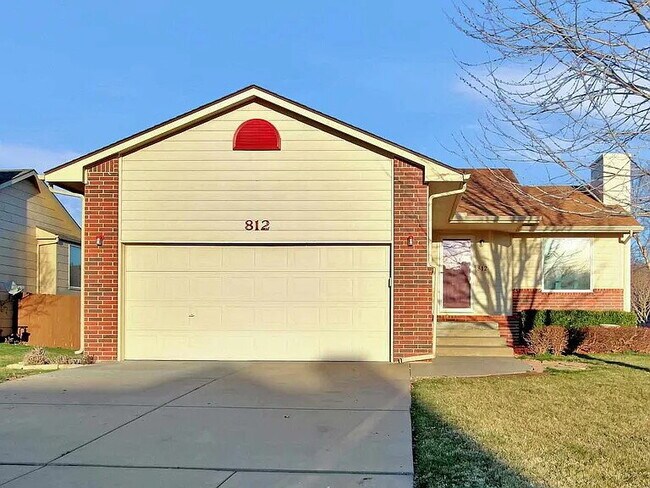 812 S Red Oaks Cir in Wichita, KS - Building Photo - Building Photo