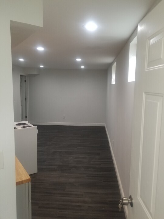 518 Clinton Springs Ave in Cincinnati, OH - Building Photo
