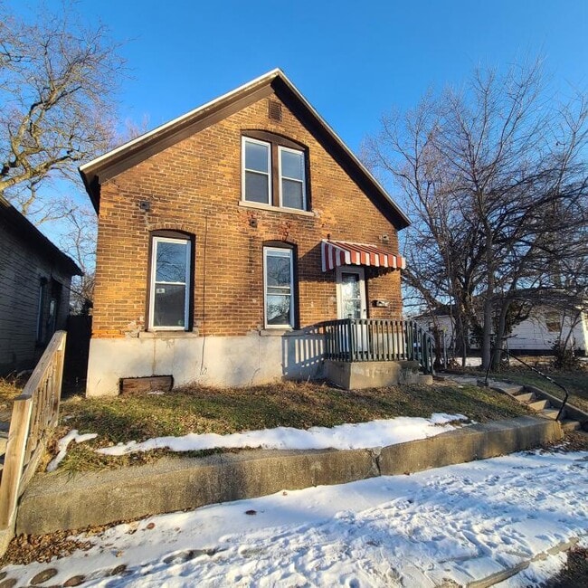 property at 1402 3rd St