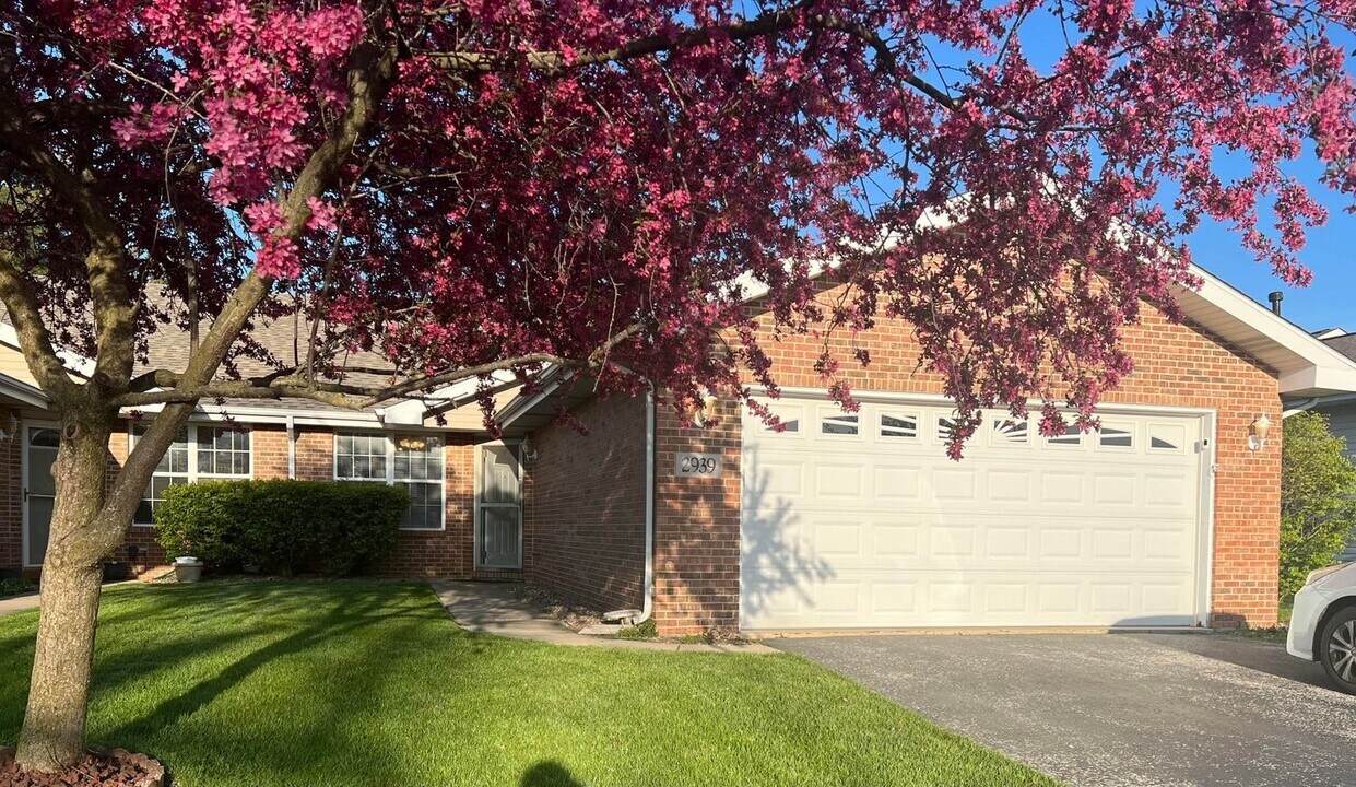 2939 Freedom Cir in Crown Point, IN - Building Photo