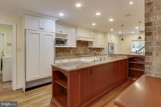 7308 Burdette Ct, Unit 07-1031 in Bethesda, MD - Foto de edificio - Building Photo